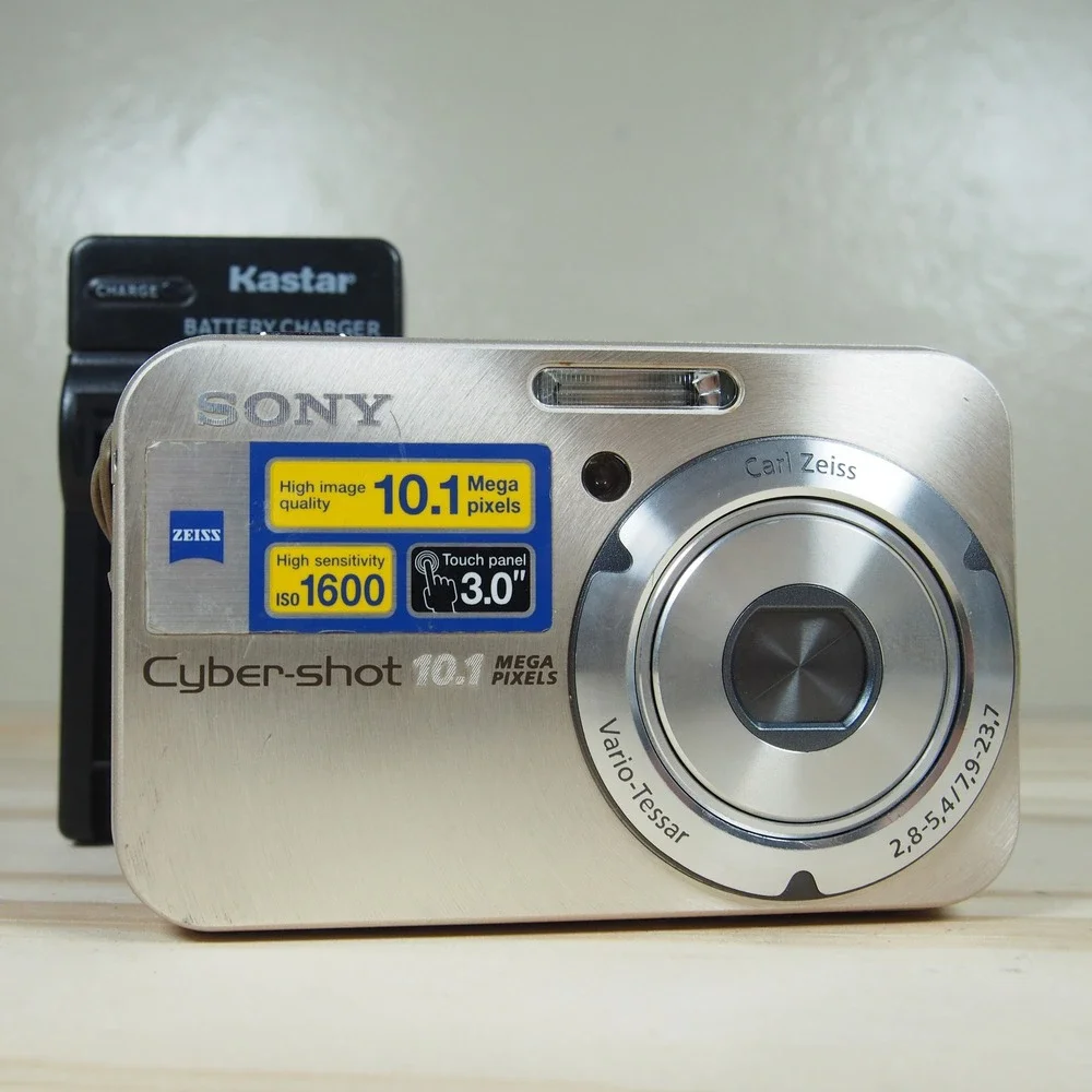 Sony CyberShot DSC-N2 10.1MP Digital Camera Bundle Silver w/Charger +‎ Battery